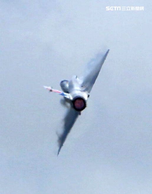 空軍幻象2000彩繪機單機特技操演。（記者邱榮吉/攝影）