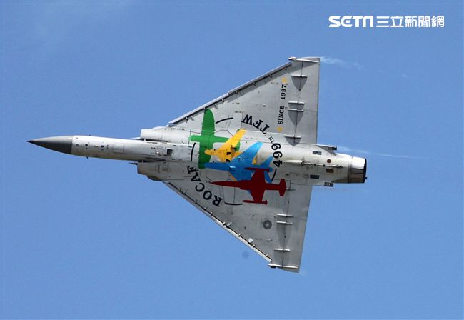 空軍幻象2000彩繪機單機特技操演。（記者邱榮吉/攝影）