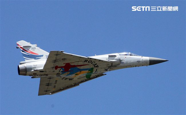 空軍幻象2000彩繪機單機特技操演。（記者邱榮吉/攝影）