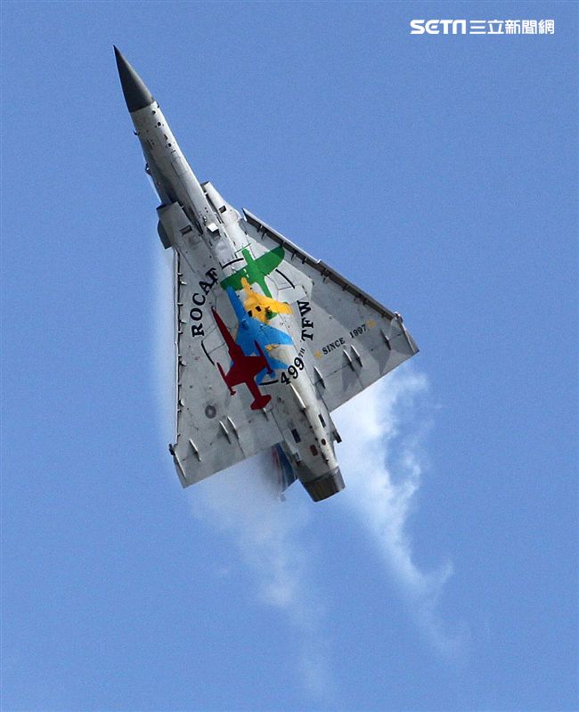 空軍幻象2000彩繪機單機特技操演。（記者邱榮吉/攝影）