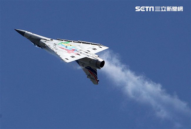 空軍幻象2000彩繪機單機特技操演。（記者邱榮吉/攝影）
