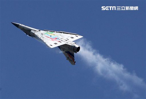 空軍幻象2000彩繪機單機特技操演。（記者邱榮吉/攝影）