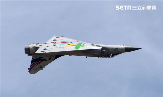 空軍幻象2000彩繪機單機特技操演。（記者邱榮吉/攝影）