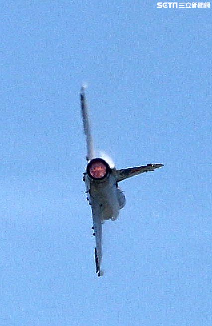 空軍幻象2000彩繪機單機特技操演。（記者邱榮吉/攝影）