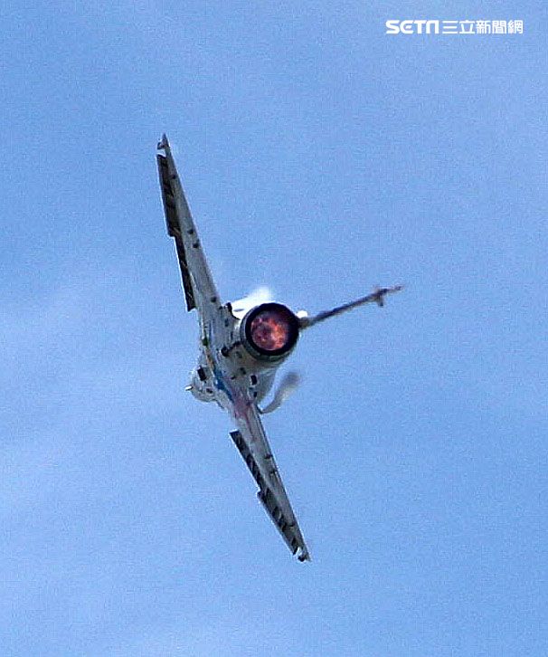 空軍幻象2000彩繪機單機特技操演。（記者邱榮吉/攝影）