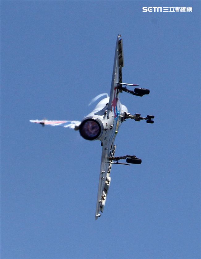 空軍幻象2000彩繪機單機特技操演。（記者邱榮吉/攝影）