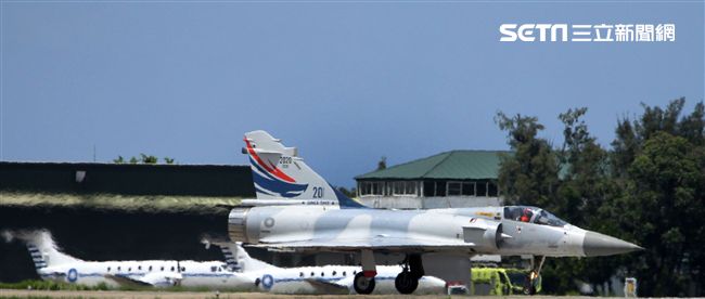 空軍幻象2000彩繪機單機特技操演。（記者邱榮吉/攝影）