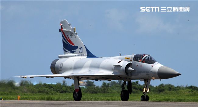 空軍幻象2000彩繪機單機特技操演。（記者邱榮吉/攝影）