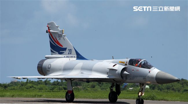 空軍幻象2000彩繪機單機特技操演。（記者邱榮吉/攝影）