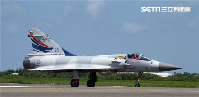 空軍幻象2000彩繪機單機特技操演。（記者邱榮吉/攝影）