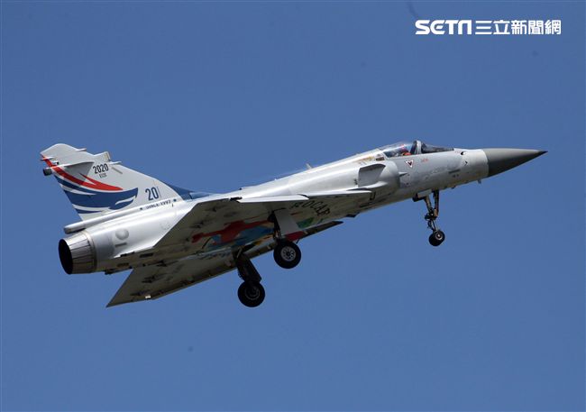 空軍幻象2000彩繪機單機特技操演。（記者邱榮吉/攝影）