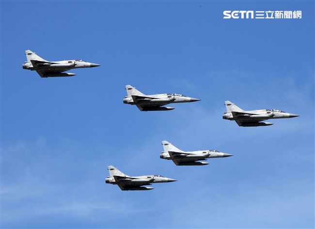 空軍幻象2000彩繪機單機特技操演。（記者邱榮吉/攝影）