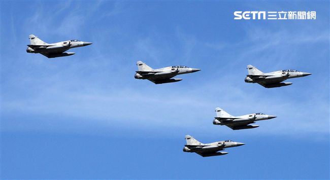 空軍幻象2000彩繪機單機特技操演。（記者邱榮吉/攝影）