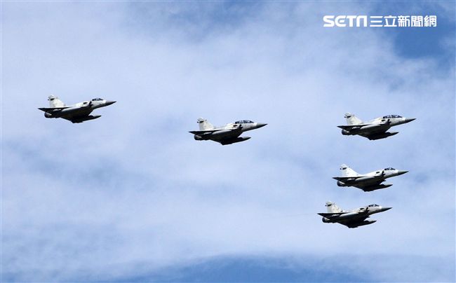 空軍幻象2000彩繪機單機特技操演。（記者邱榮吉/攝影）