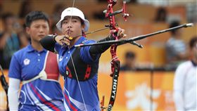 世大運射箭  反曲弓女團奪銀（1）世大運中華射箭隊24日獲得反曲弓女團銀牌。女將譚雅婷（前）表示，中華隊的實力其實不輸韓國，對於沒能奪金感到可惜，認為大家都還有進步空間；她也說，下午的個人金牌戰，她將再度對上韓國女將，「會抓緊機會奪下金牌」。中央社記者張新偉攝　106年8月24日
