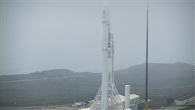 白霧茫茫中　福衛五號等待發射加州范登堡空軍基地發射場雖白霧茫茫，但由制高點眺望，仍依稀可見發射載具獵鷹九號火箭挺立的姿態。中央社記者曹宇帆范登堡空軍基地攝　106年8月24日