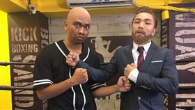 派翠克（柳柏丞）與八弟（蕭志瑋）兩人模仿麥格雷戈vs梅威瑟。（圖／米兔哥娛樂提供）