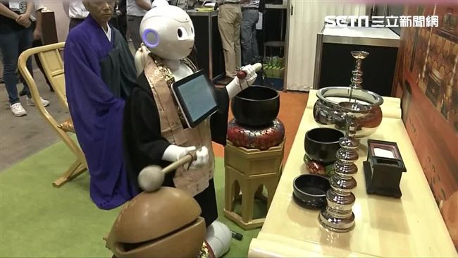 創新喪禮！機器人穿僧侶衣唸經幫送終