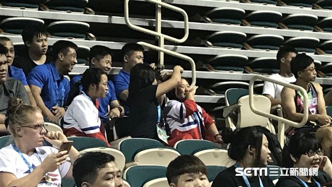 韓國舉重不舉　看台朝鲜選手噗哧一笑
