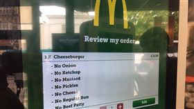 16:9
被制裁啦！到麥當當亂點客製漢堡　神店員滿足您的需求
圖／翻攝自Arikuyo Twitter
https://twitter.com/Arikuyo