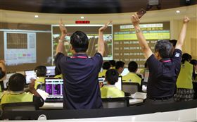 衛星福衛五號,發射,升空，科技部長陳良基（左2）舉臂歡呼（圖／中央社）