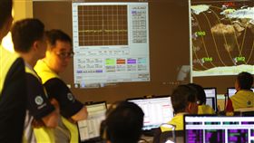 地面站接收到福衛五號訊號（2）台灣第一枚自主研製的衛星福衛五號，台灣時間25日凌晨2時50分在美國加州發射升空，福衛五號順利進入軌道，監控中心獲報挪威地面站凌晨4時13分首次收到福衛五號的訊號良好，未來兩週將對福衛五號進行微調。中央社記者張皓安攝　106年8月25日