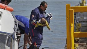 （聖保羅24日電）巴伊亞（Bahia）州渡輪船難事件,一輛拉克魯斯（Vera Cruz ）島開往薩爾瓦多（Salvador）渡輪發生船難，救護員抱著一名無意識孩童。／圖／美聯社／達志影像