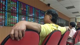 台股逼近10500點（1）雖然美國總統川普放話關閉政府，造成美股下跌，但台股24日開高走高，在光學族群帶動下，向10500點逼近。中央社記者董俊志攝　106年8月24日