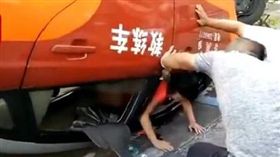 大陸曾女練車練到翻車卡車內，眾人合力將她救出。（圖／翻攝北京時間）