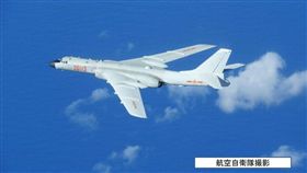 共軍轟炸機飛越日本宮古海峽。（圖／翻攝自日本防衛省網站）