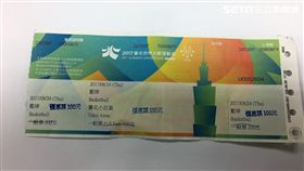 鄧男在小巨蛋前兜售世大運籃球中韓大戰門票，遭埋伏的松山分局警員當場逮獲（翻攝畫面）