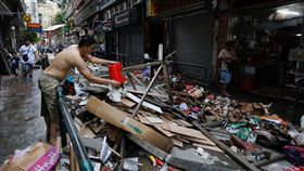 天鴿颱風在澳門造成嚴重災情，街上滿目瘡痍。圖／路透社／達志影像