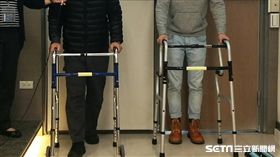 新北市輔具資源中心主任楊忠一（中）說，2輪助行器比固定式的要更穩固且安全，較適合長輩使用。（圖／楊晴雯攝）