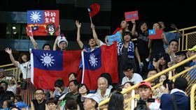 世大運　為楊俊瀚加油（1）時隔26年，中華代表團在世大運田徑項目再度奪金，而且還是最具價值的男子百公尺金牌。台灣田徑好手楊俊瀚在決賽擊退各國好手，以10秒22拿下這面價值連城的金牌。場邊觀眾也奮力為楊俊瀚加油中央社記者吳家昇攝　106年8月24日