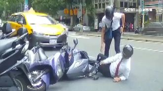 找到機車位急煞靠邊　遭後方騎士撞上