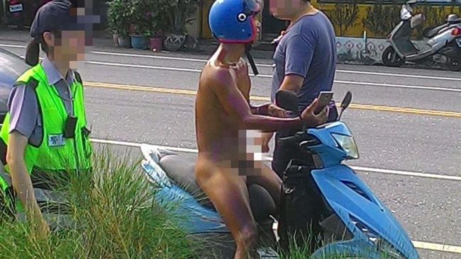 台北男「裸騎」東海岸　女警尷尬攔截