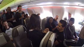 班機,求婚,感動,情侶,乘客,空姊,機組人員,高空,甜蜜,結婚,交往
https://www.youtube.com/watch?v=6JBM8Afaapk