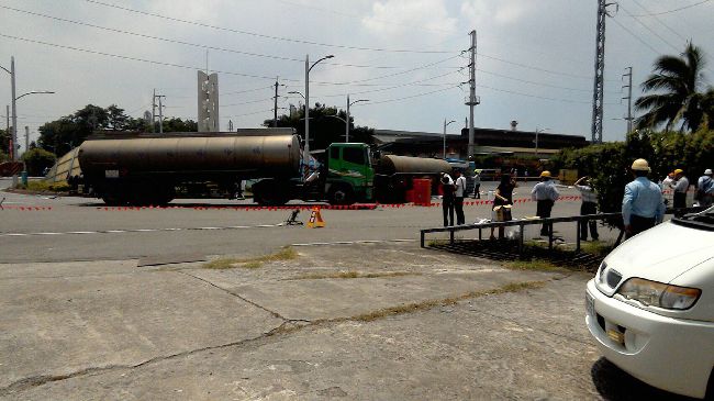 化學槽車翻覆　化學原料流入排水溝