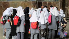 伊朗  學生
https://www.flickr.com/photos/davidstanleytravel/9217425280/in/photolist-f3vHpw-9npboj-piyPGM-eyZCfc-quQp7-bzdTbH-nTrMXv-VWgU1N-6bB8S4-3nbnzX-asM3zL-pHYeK-4AaDep-bBDt67-oQUC11-bQy952-kXCWC-pHYe