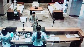 黃琪假冒林青霞助理，向五星級飯店索取折扣，還利用Apple Pay行動支付服務之漏洞，盜刷30多筆公7萬多元的費用，警方循線逮獲黃琪及其鍾姓男友，訊後依詐欺及偽造文書等罪送辦（翻攝畫面）