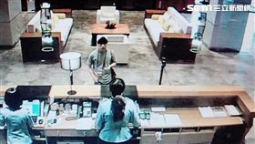 黃琪假冒林青霞助理，向五星級飯店索取折扣，還利用Apple Pay行動支付服務之漏洞，盜刷30多筆公7萬多元的費用，警方循線逮獲黃琪及其鍾姓男友，訊後依詐欺及偽造文書等罪送辦（翻攝畫面）