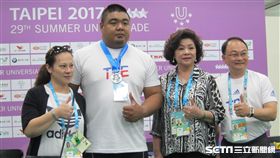 ▲舉重選手陳士杰（左2）在台北世大運獲得銀牌全無喜悅，左為教練黃釋序。（圖／記者蕭保祥攝）