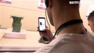 羅馬尼亞選手訪故宮　互揪拍照留念