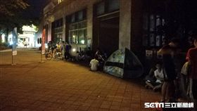 世大運女排四強戰，台大體育館半夜湧現排隊人潮。（圖／記者王怡翔攝）