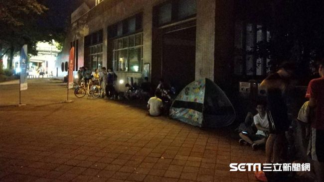 帳篷出動！搶女排四強現場票球迷夜排