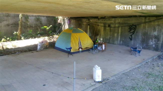 天兵毒鴛鴦！橋下搭帳篷躲避警查緝