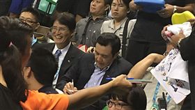 涉教唆洩密獲判無罪　馬英九現身世大運觀賽前總統馬英九（坐者前中）涉教唆洩密等案遭檢方起訴，台北地院25日下午判馬英九無罪。馬英九晚間現身在林口的世大運游泳比賽現場觀戰，現場民眾上前索取簽名。（民眾提供）中央社　106年8月25日