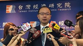 台灣經濟表現樂觀  台經院：雞飛狗跳台經院景氣預測中心主任孫明德表示，台灣今年經濟已經可以保2，且主計總處看好明年表現會更好，「雞飛狗跳」雞年起飛、狗年活跳跳的格局已成立。中央社記者蔡怡杼攝  106年8月25日