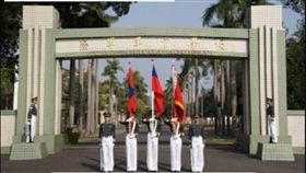 網友改陸軍官校門口校訓，諷刺反年改團體。（圖／翻攝自國防部發言人臉書）
