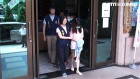 以張健裕及黃靜雯這對毒鴛鴦為首的販毒集團，平時均將毒品置於迷你保險箱內，再將保險箱藏在轎車後行李廂，藉以避免遭到黑吃黑，警方循線前往逮人，張嫌卻棄妻子先跑，獨留黃女當場就逮（翻攝畫面）